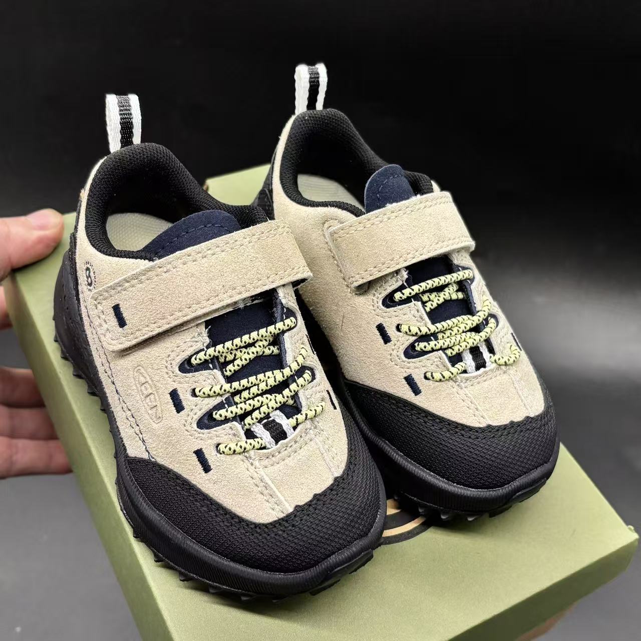 Children's shoes child